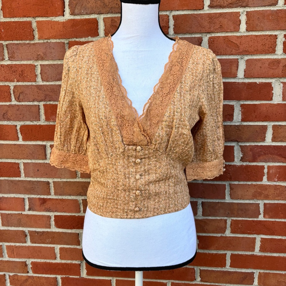 American Eagle Floral Lace Neck Button Detail Mid Sleeve Crop Top Womens Small